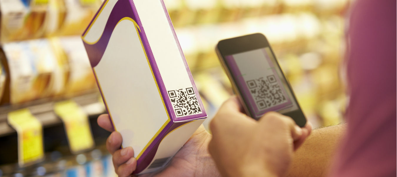 Incluir códigos QR en las etiquetas genera mayor interacción entre su marca y el cliente. Cliente escaneando código QR de un producto.