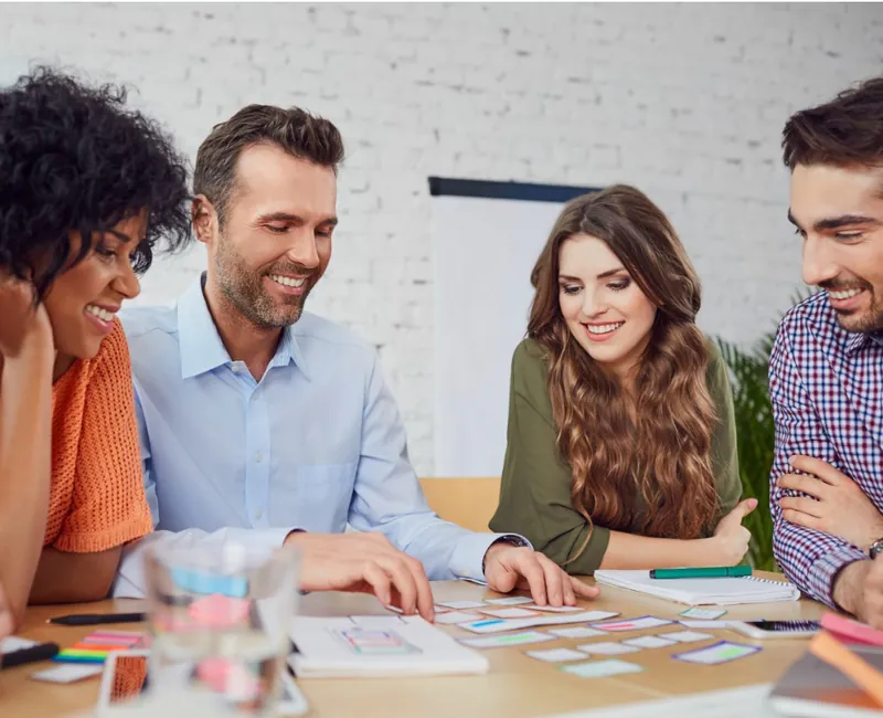 Equipo de trabajo revisando diseños de etiquetas